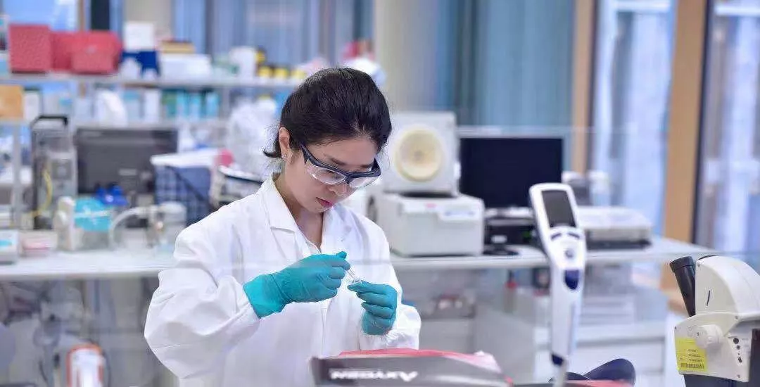 正在做研究的女性科学家 正在做研究的女性科学家